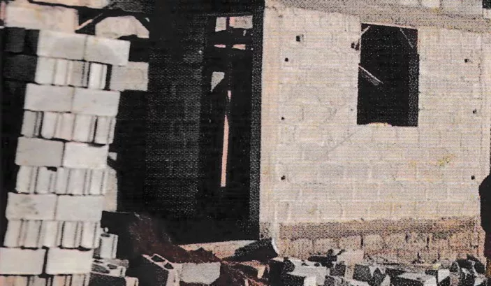Construction en blocs de ciment en cours, murs montés avant la toiture