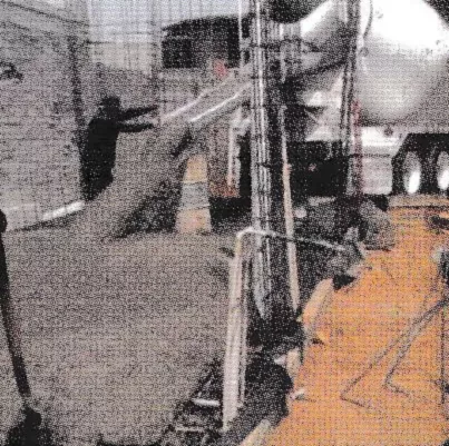 Ouvriers et camion toupie pendant le coulage du béton sur un chantier