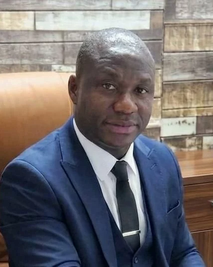 M. Koudou Lido Gomez, Directeur Général de SIDC-SHILO, assis à son bureau